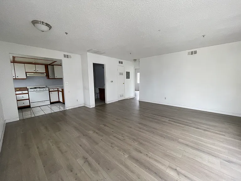14931 Van Buren St #D — Photo 5