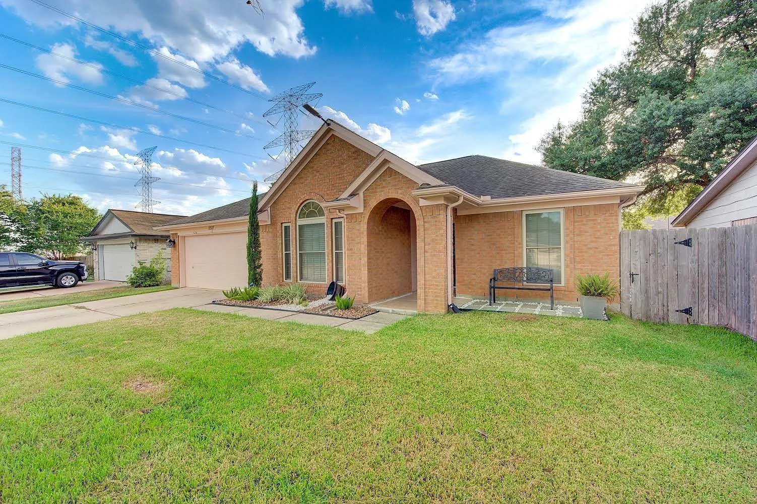3 bed, 2.0 bath, 1590 sqft, $2,000 — Photo 2