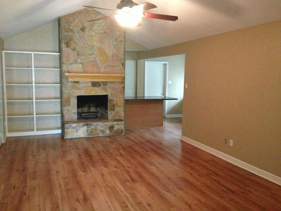 3rd image of 118 San Saba Dr