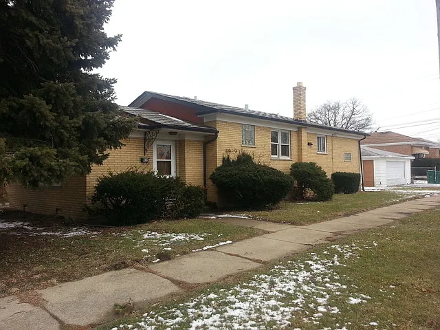 625 Memorial Dr photo 1