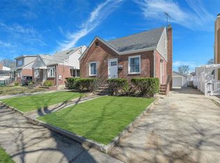 562 N 1st St, New Hyde Park, NY 11040