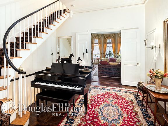 3rd image of 214 E 62nd St