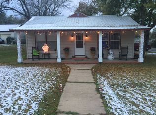 903 Lyons Ave, Schulenburg, TX 78956