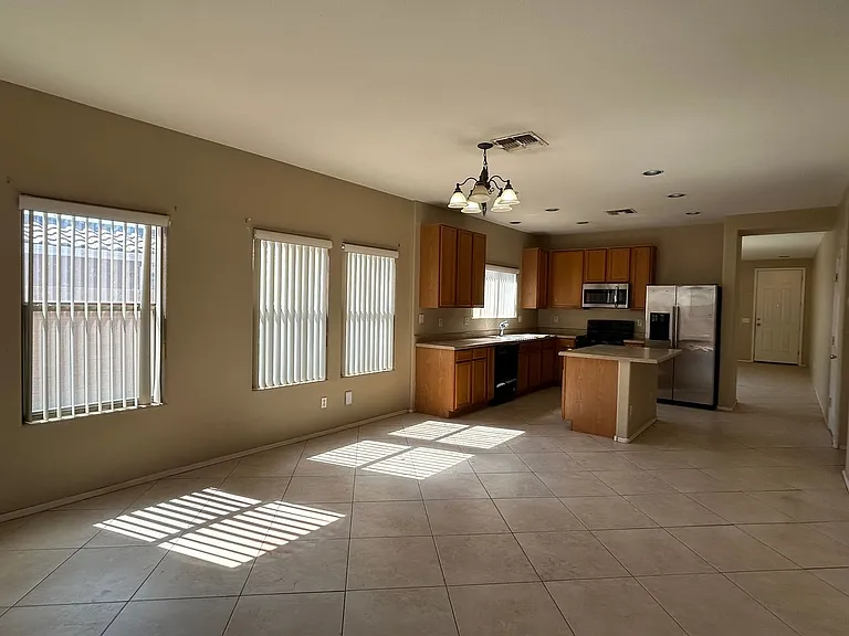 25758 W Nancy Ln — Photo 5