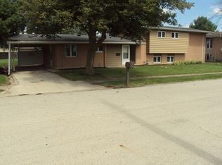 1562 S Pointe Dr, Rantoul, IL 61866