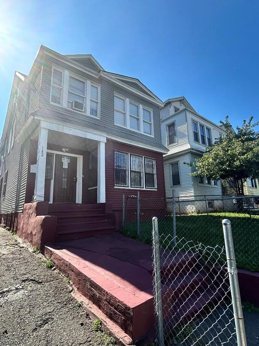 3 bed, 1.0 bath, $2,500 — Photo 1