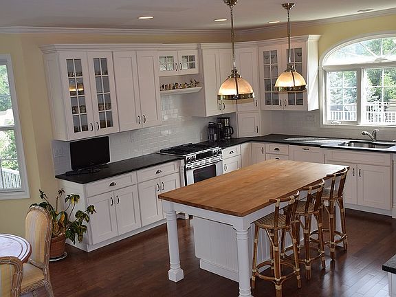 4th image of 8 Lonergan Ln