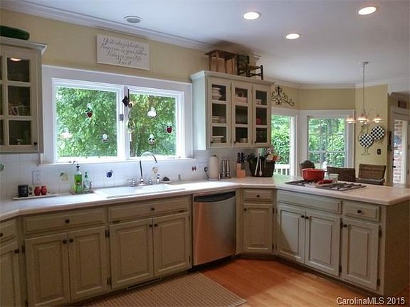 5th image of 3212 Broadmoor Dr