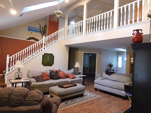 4th image of 921 Waterford Way
