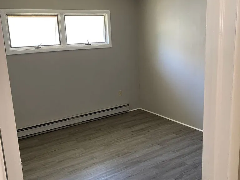 806 Crown Ave — Photo 2