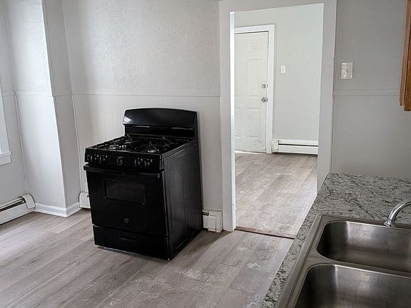 2nd image of 921-923 Lonergan Pl