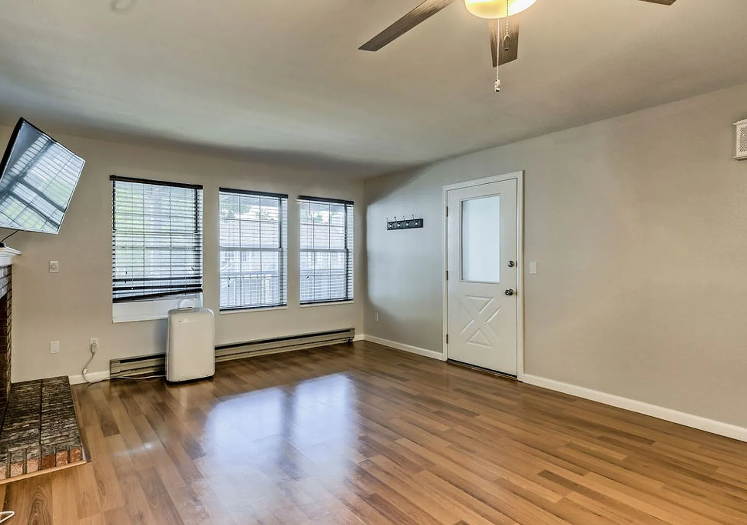 Picture Perfect 2-Bed 2-Bath Ranch-Style 2nd Floor Condo~Students & Pets Welcome! — Photo 4