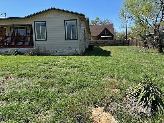 3rd image of 802 Magnolia