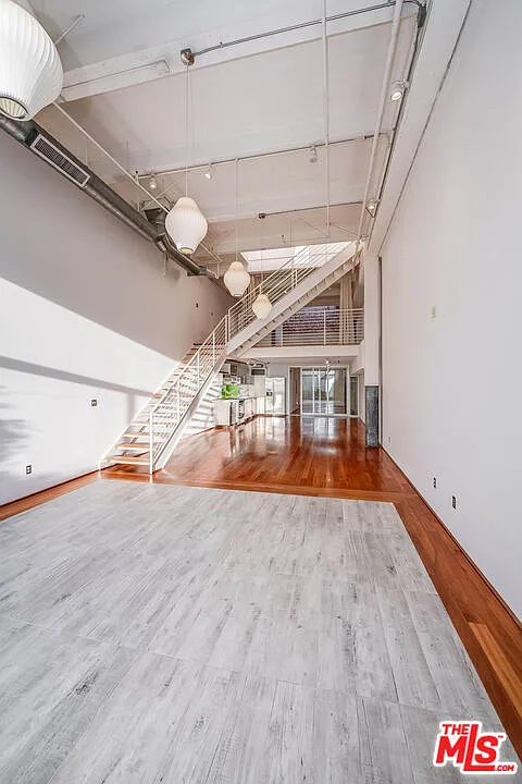 3 bed, 2.0 bath, 2330 sqft, $8,500 — Photo 4