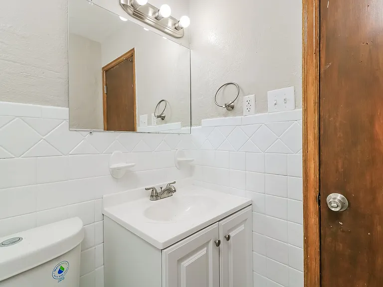 1471560_025_main_bathroom_12892554.jpg