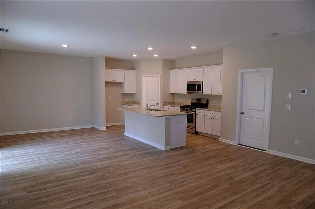 4 bed, 2.5 bath, 1825 sqft, $2,200 — Photo 3