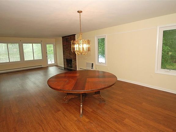 3rd image of 102 William St