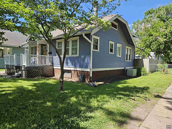 4th image of 611 SE 35th Ter