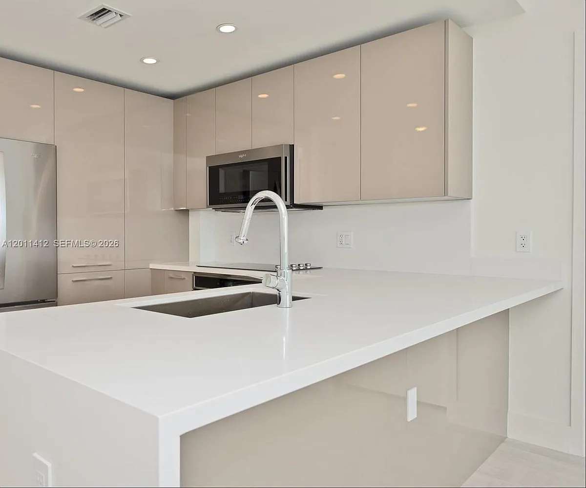 Building Photo - 2000 Metropica Way #2206