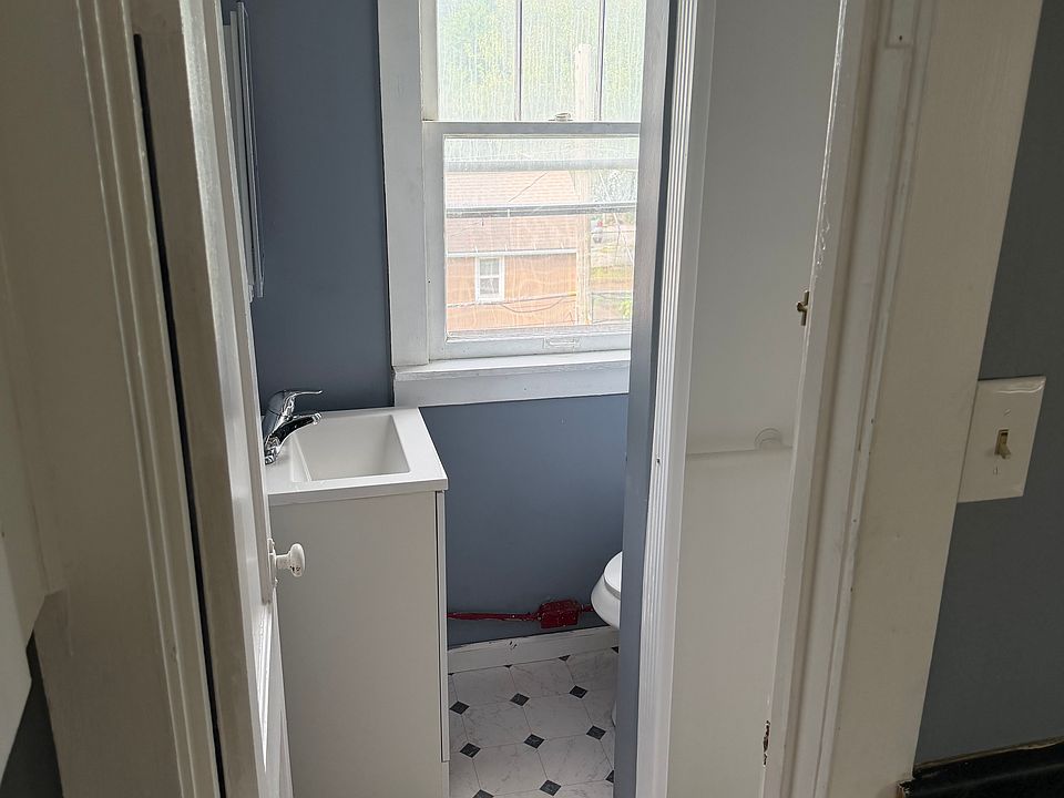 1st image of 721 Sumner St APT 3