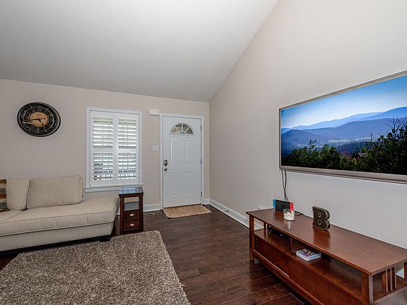 4th image of 219 Pinecrest Cir