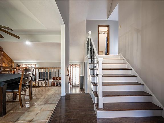 4th image of 2805 E Castle Dr