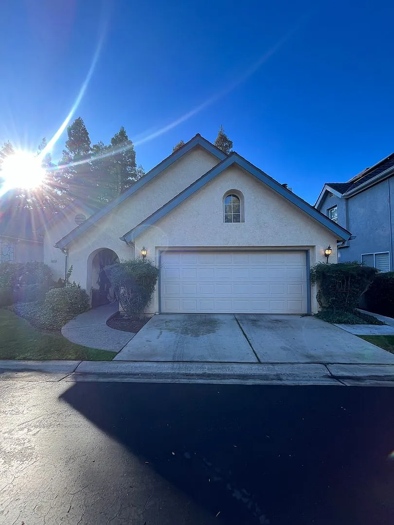 3069 W Silverhill Ln photo 1