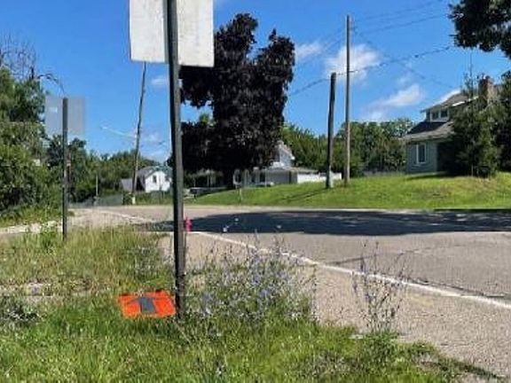 Exterior Neighborhood (street photo)