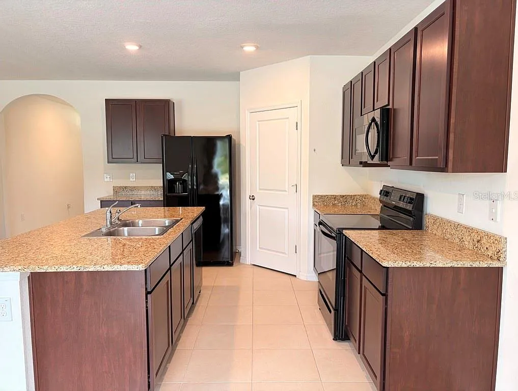 5 bed, 3.0 bath, 2601 sqft, $3,200 — Photo 4