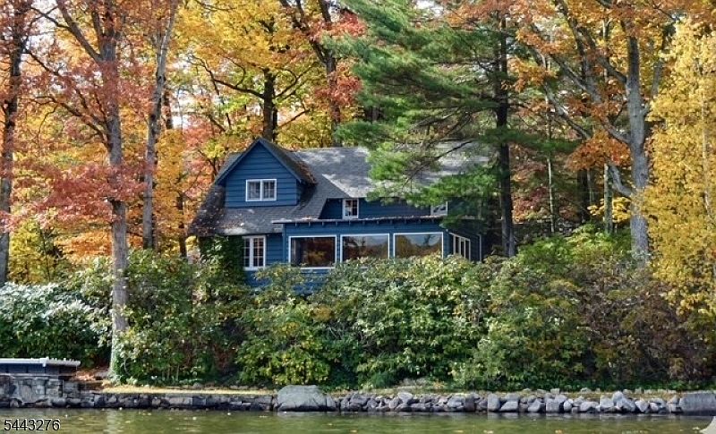 1st image of 2064 Lakeside Dr