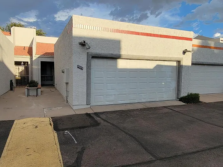 9201 N 47th Dr — Photo 1