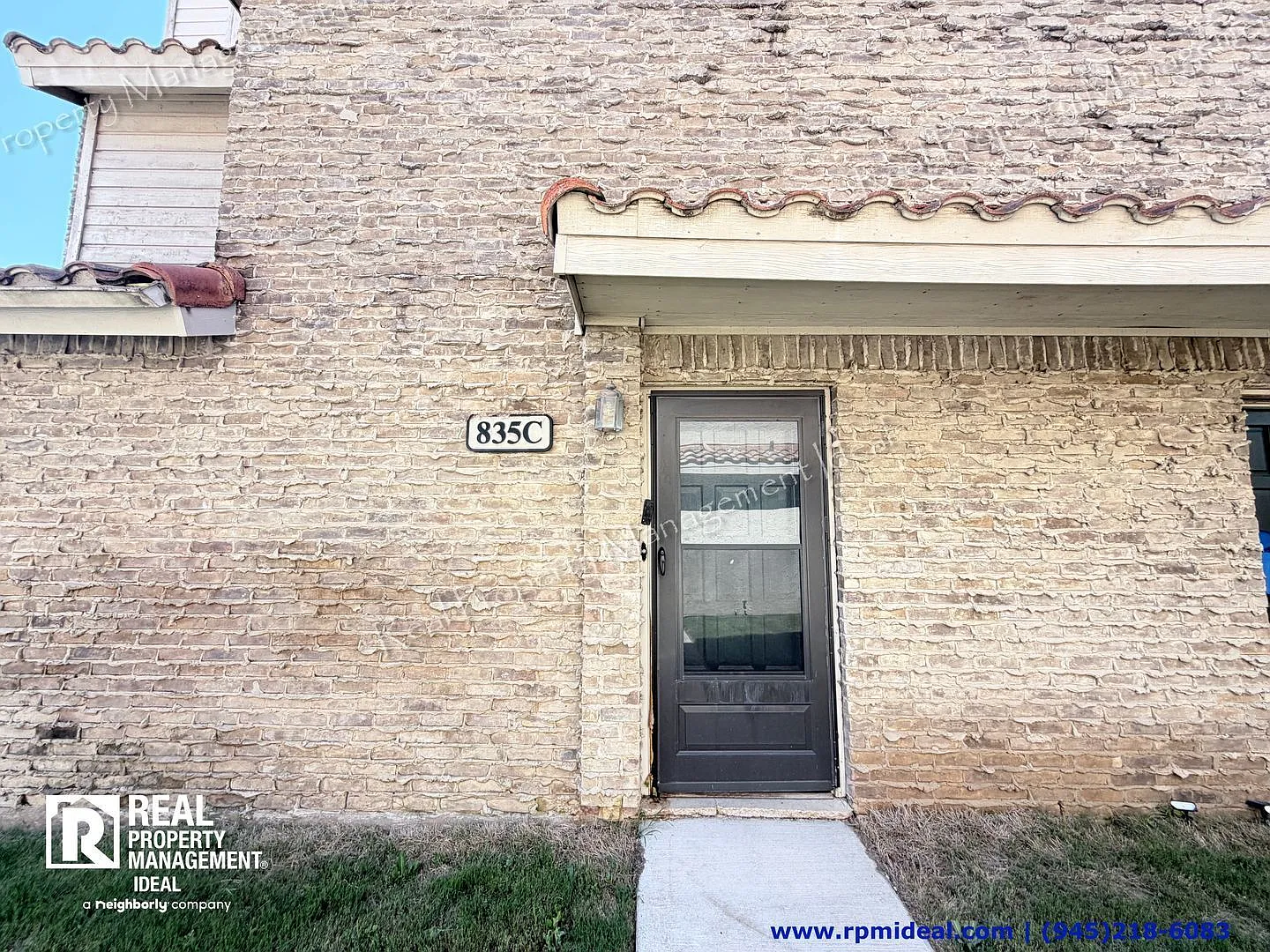 2 bed, 1.5 bath, 922 sqft, $1,299 — Photo 1