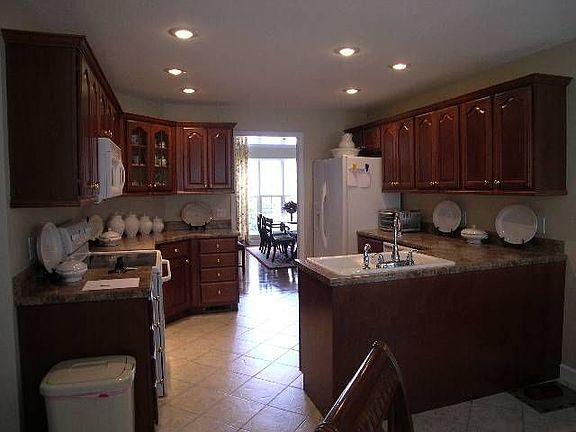 3rd image of 109 Peppertree Dr NE