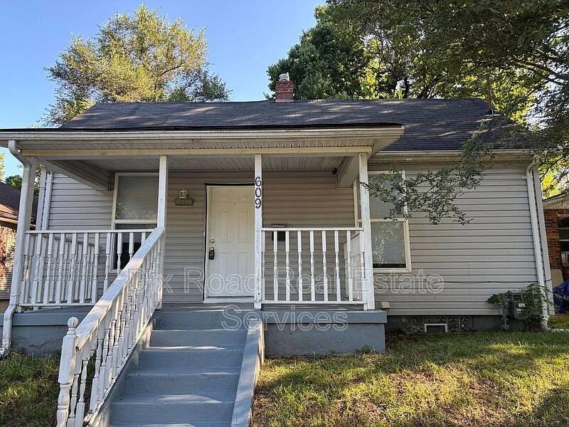 2 bed, 1.0 bath, 784 sqft, $975 — Photo 1