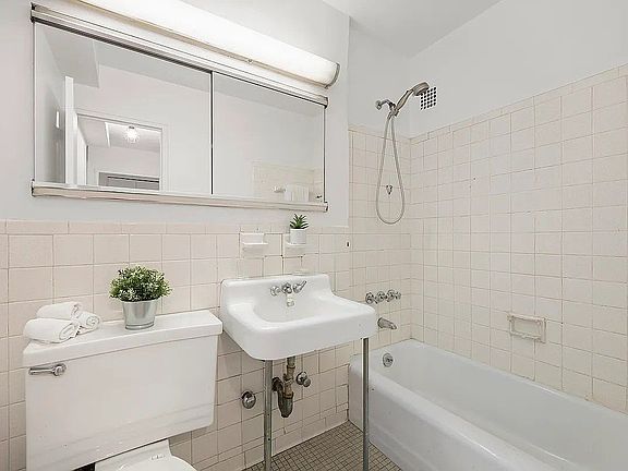 5th image of 16 W 16th St APT 2AS