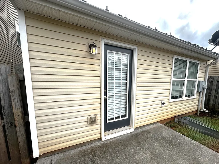 221 Alton Cir — Photo 20