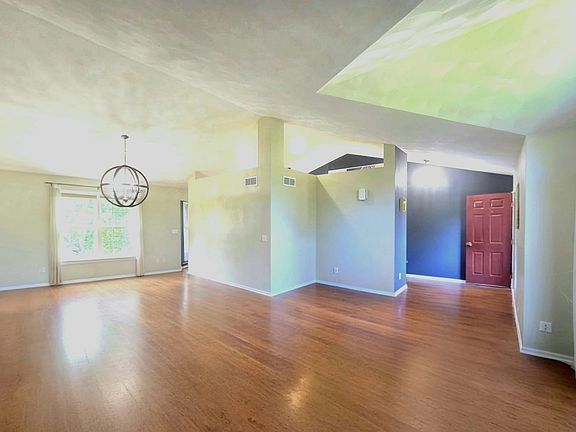 2nd image of 702 Meadow Crossing Trl