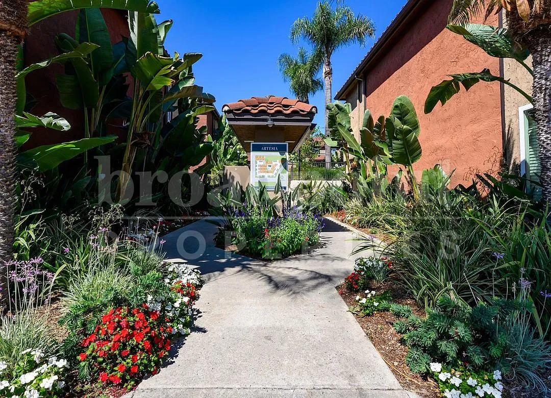 2 bed, 857 sqft, $2,600 — Photo 2