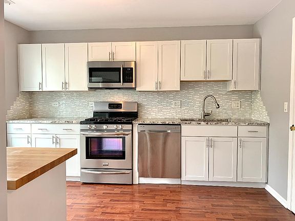 3rd image of 434 Drake Cir #434