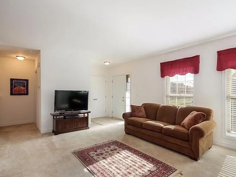 3370 Endsleigh Ln — Photo 9