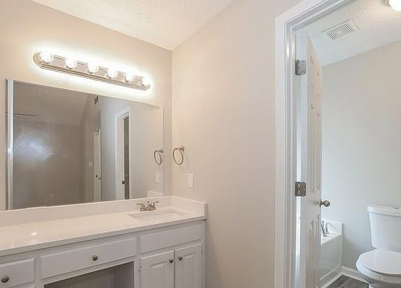4th image of 2406 Avenue