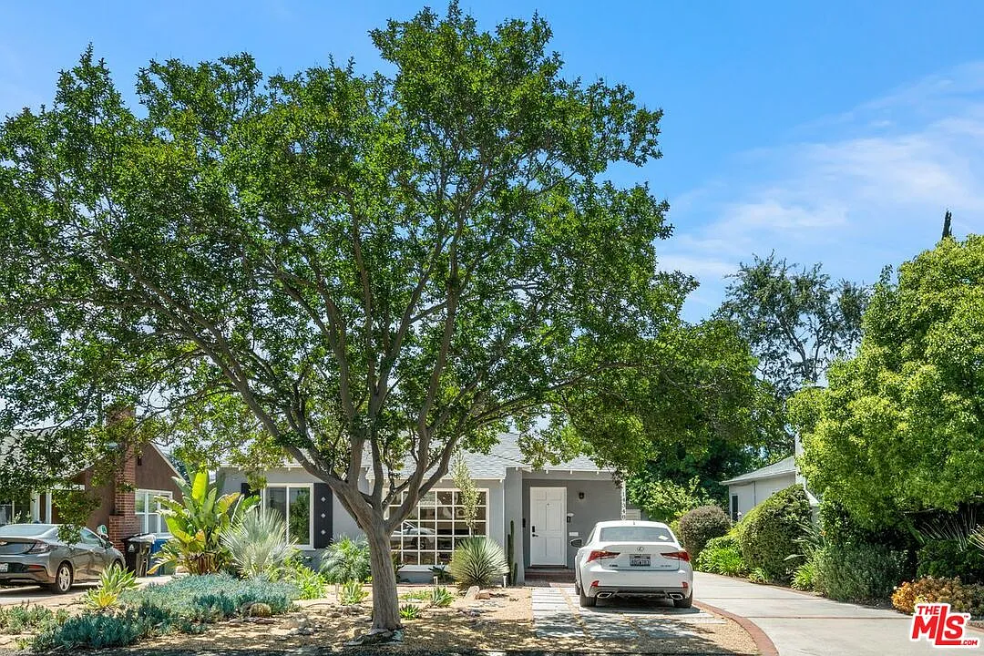 3 bed, 1.0 bath, 1214 sqft, $4,200 — Photo 2