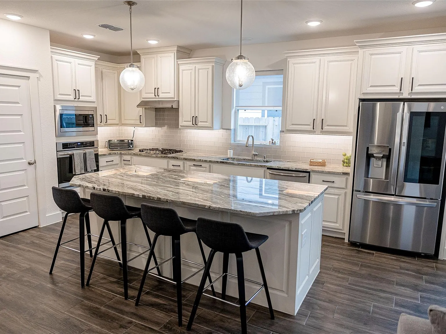 4 bed, 3.5 bath, 2646 sqft, $3,395 — Photo 2