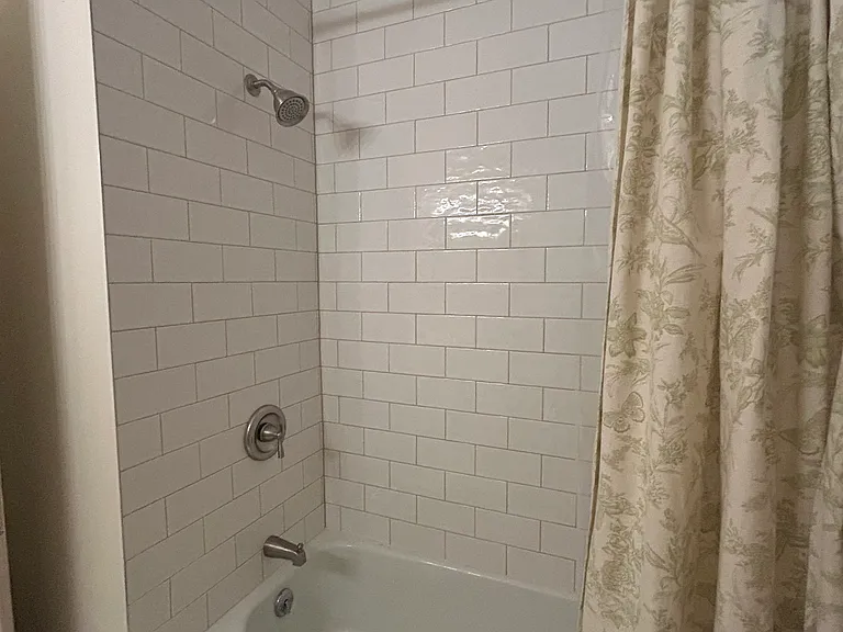 Shared bathroom_clean and well-maintained