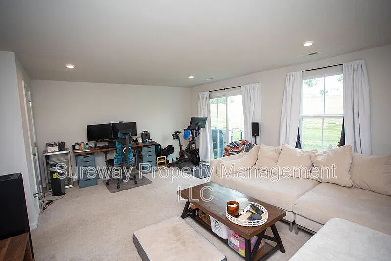 3 bed, 2.5 bath, 1938 sqft, $3,100 — Photo 4