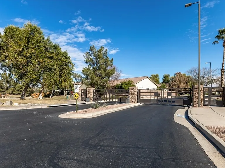 269 W Kingbird Dr — Photo 3