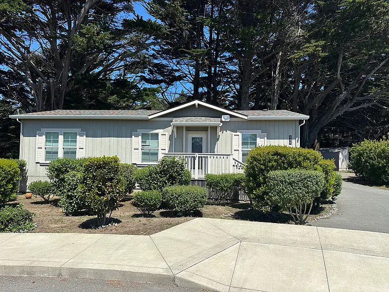 129 Cypress Ct — Photo 1