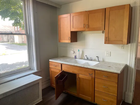 33 Walnut St #1F, Milton, PA 17847