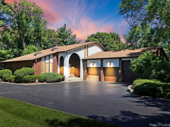 9619 Captains Dr, Algonquin, IL 60102