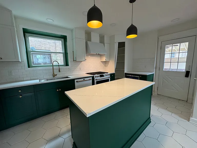 2201 W Gordon St — Photo 17